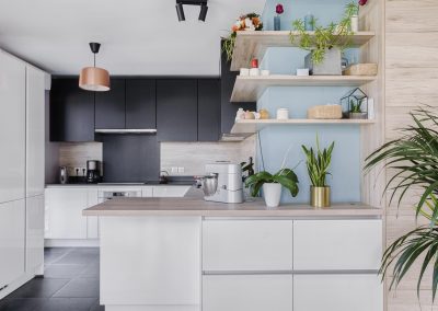 Création d'une cuisine pour Appartement à Lyon - Peinture vert de gris zinc avec étagères d'angle, par In Deco, Lise Loncan, Décoratrice d'intérieur et Coloriste UFDI entre Lyon et Chambéry - 38 69